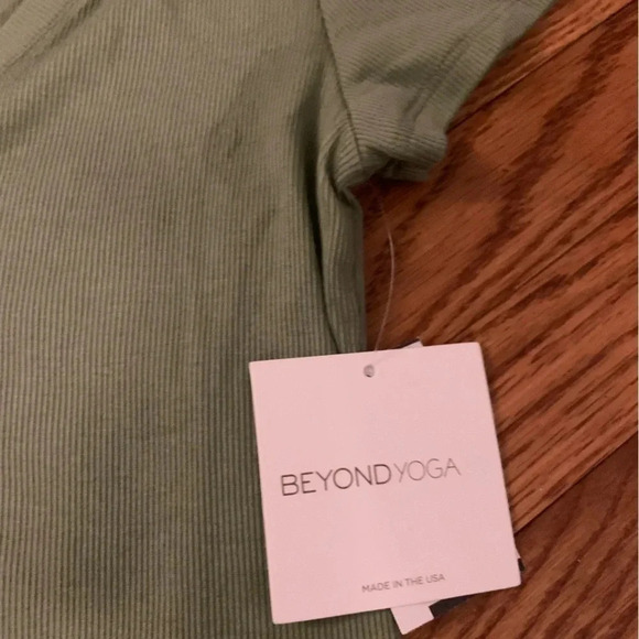 Beyond Yoga V Neck Ribbed Short Sleeve Tee NWT size Small - Picture 2 of 6